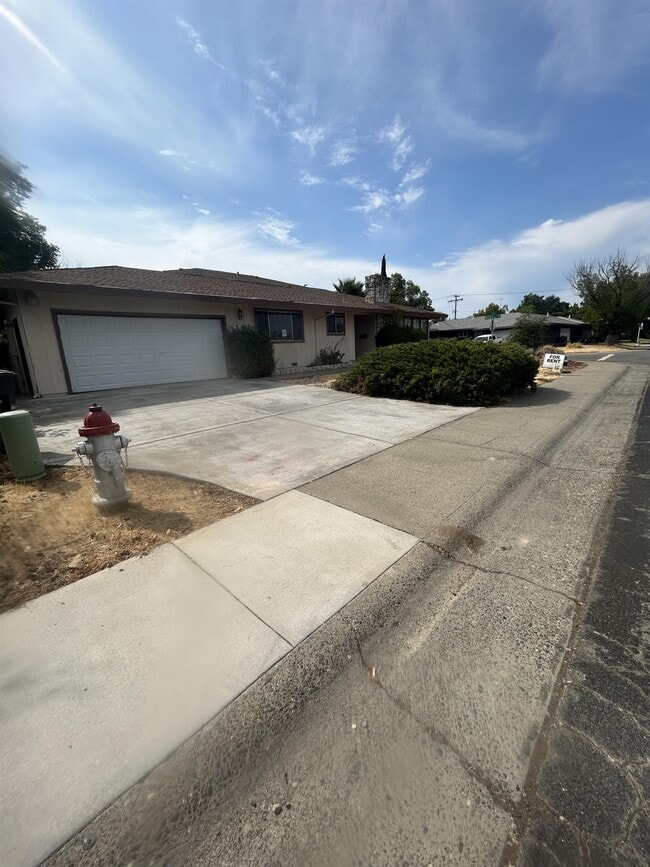 Primary Photo - 7312 S Land Park Dr