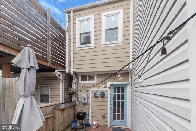 Building Photo - 229 S Madeira St