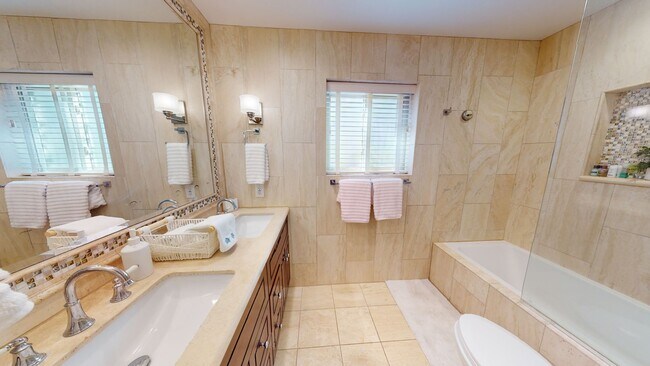 Building Photo - Great Location | Fully Furnished | Pool