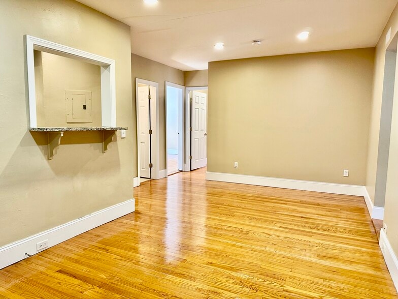 Building Photo - 72 Egmont St