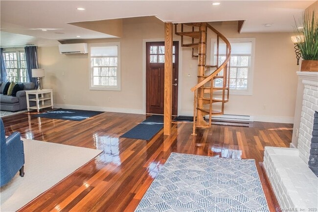 Building Photo - 30 Whiting Farm Rd