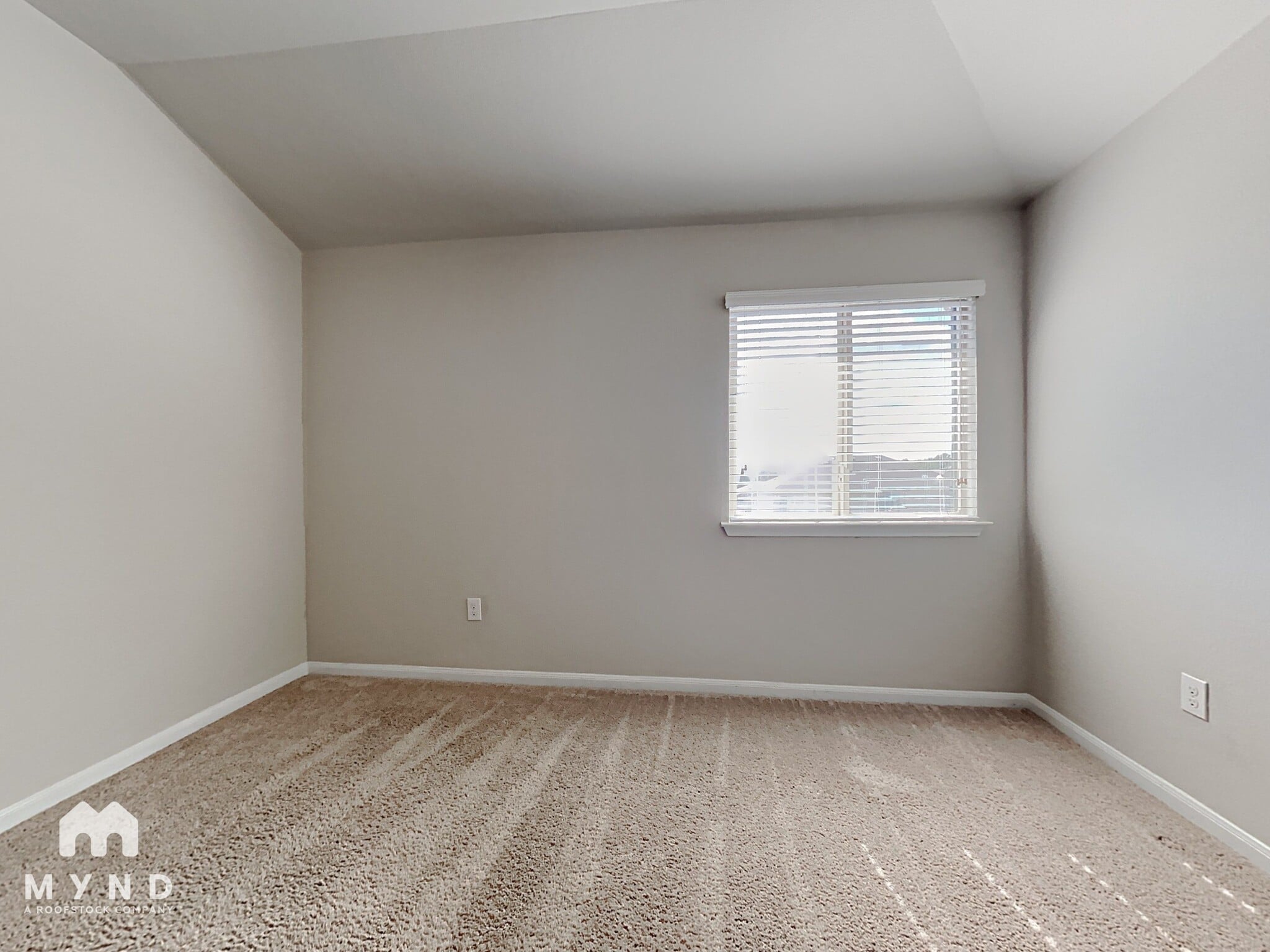 Building Photo - 717 Pinnacle Dr