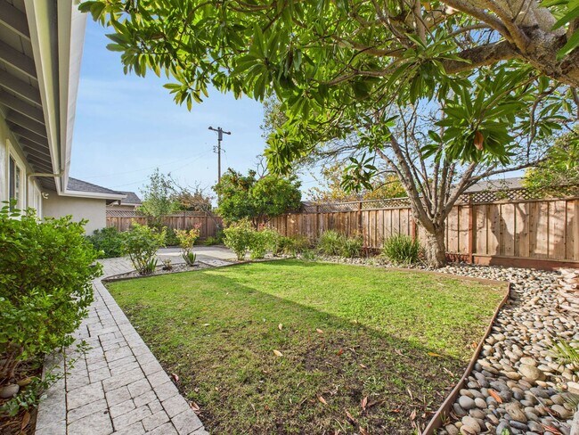 Building Photo - Stunning Turnkey Home in Cambrian!