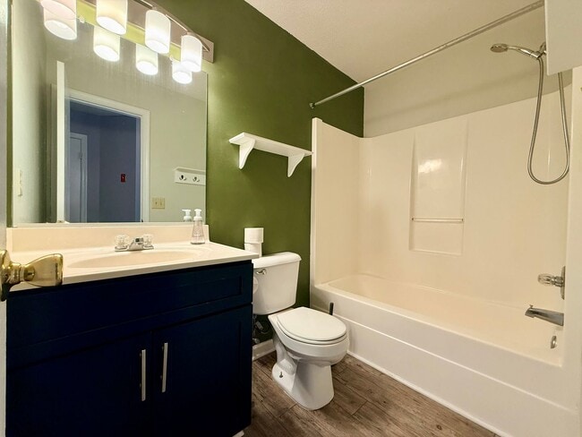 Building Photo - 3 Bed 2.5 Bath Hampton Home!