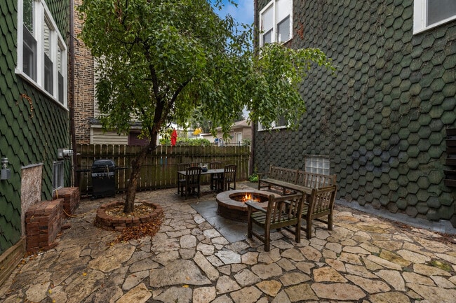 Building Photo - 3213 S Lituanica Ave
