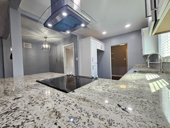 Building Photo - Charming Home 3 bedrooms 1 bath Large Yard.