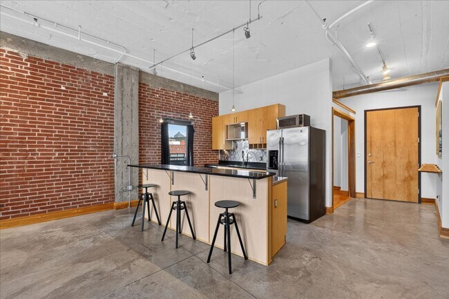 Building Photo - 1627 Locust St