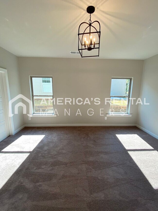 Building Photo - Spacious Home for Rent in Weaver AL... Ava...
