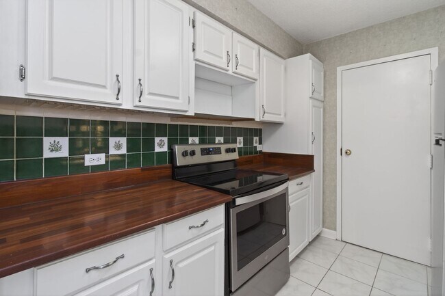 Building Photo - Stunning Condo With Exclusive Bay Views!