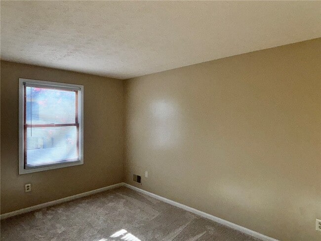 Building Photo - 16 Walnut Cir