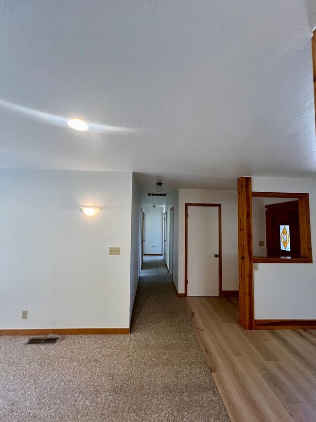 Building Photo - Charming 3 Bedroom 2 Bath home with large ...