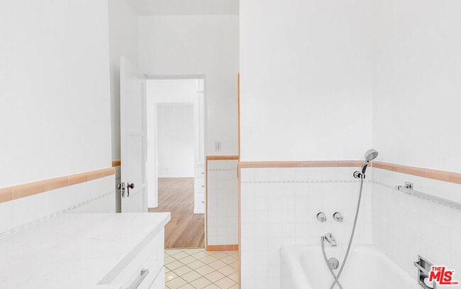 Building Photo - 1125 1/2 Glenville Dr