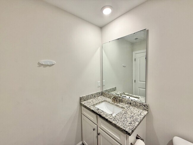 Building Photo - Stunning 3BD, 2.5BA Raleigh Townhome in a ...