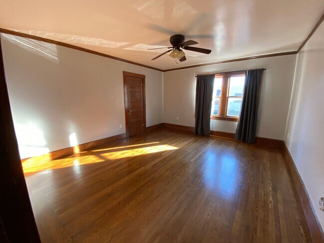 Building Photo - 3 Bed | 2 Bath | McKinley Park Area — $3,375/Month