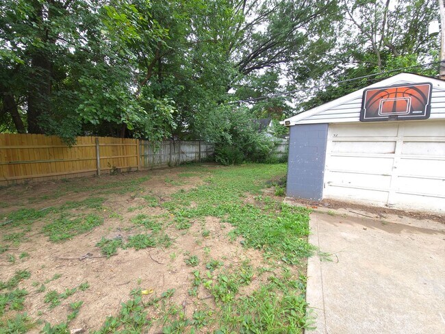 Building Photo - Two bedroom house in Churchill