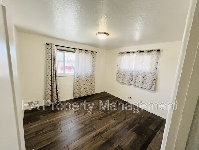 Building Photo - 1208 Alcazar St NE