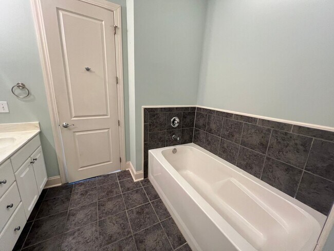 Building Photo - 1 Bedroom 1.5 Bath Condo on Daniel Island ...