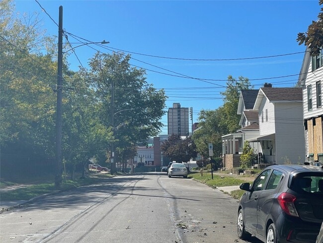 Building Photo - 250 E 9th St
