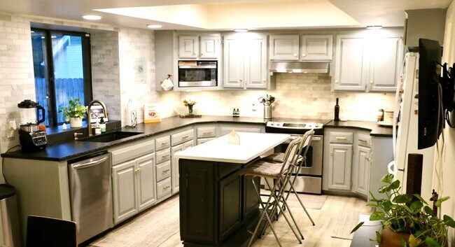 Building Photo - 1925 Bunting Ct