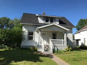 Building Photo - 3 Bedroom Home with Bonus Room - Available September 1st