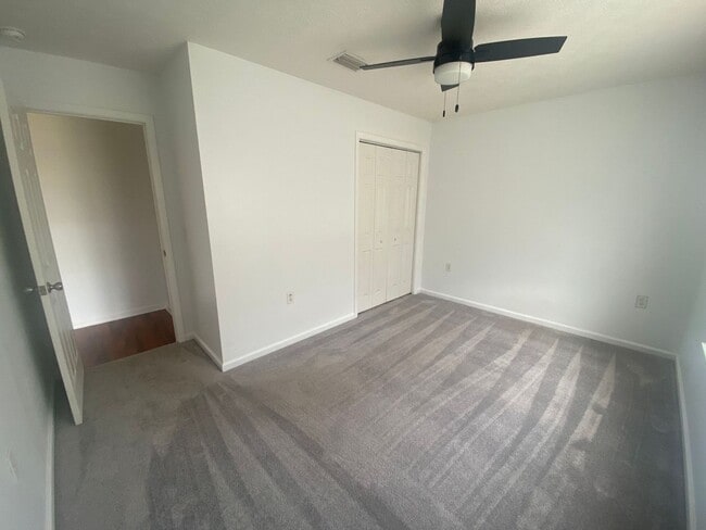 Building Photo - Spacious 4Bed/2Ba in a Peaceful Cul-de-Sac...