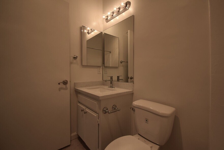 Building Photo - 11107 La Maida St
