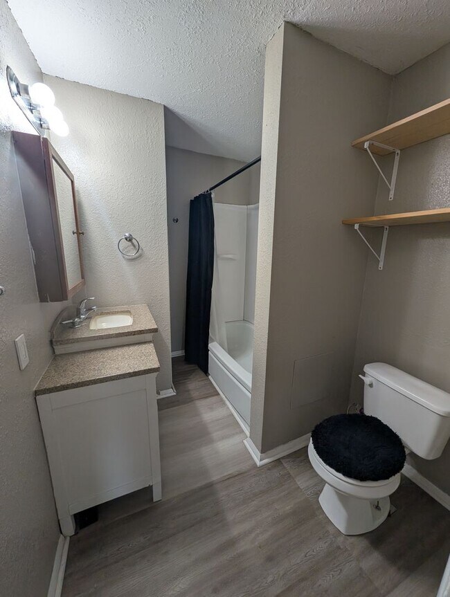 Building Photo - 1 Bedroom Home Pryor