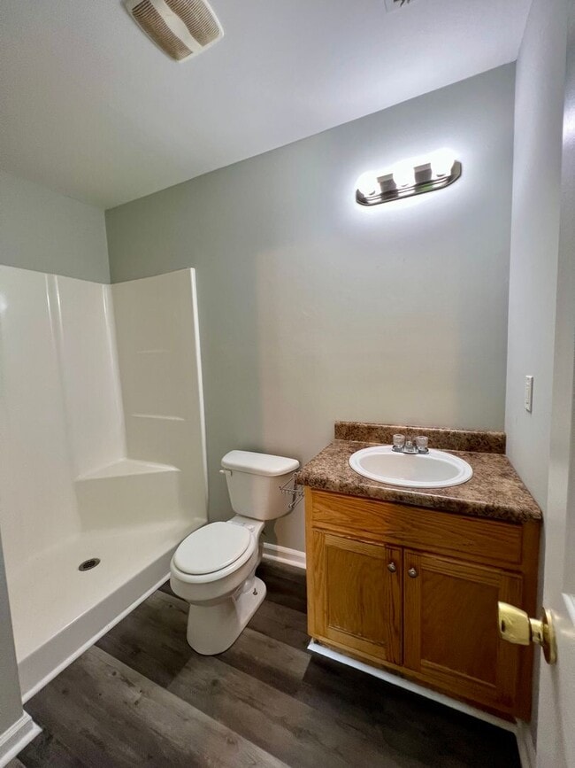 Building Photo - 3 Bedroom Duplex with Yard