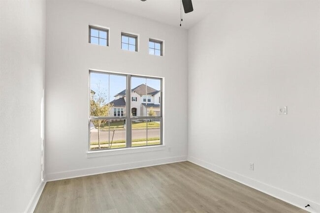 Building Photo - 373 Hollister Dr