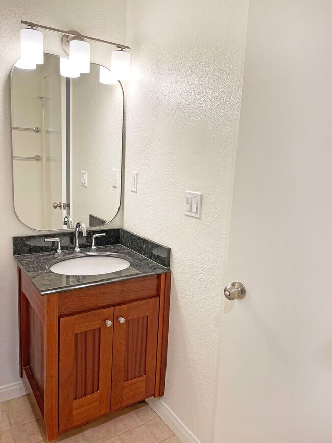 Building Photo - 2 Bed, 2 Bath Condo on the Esplanade with ...