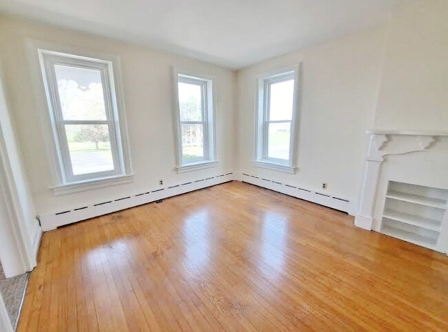 Building Photo - 3 Bed / 1-1/2 Bath Single Family w/2 Car G...