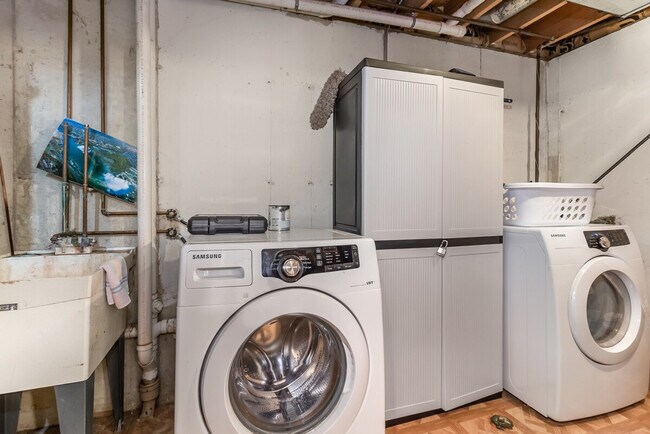 Building Photo - 1201-1203 Johnston Drive-SI ID1497747P