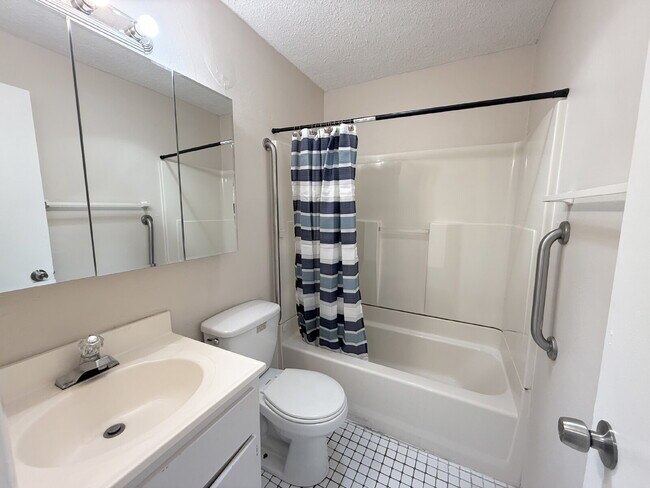 Building Photo - "Charming 2-Bedroom, 2-Bath Oasis with 140...