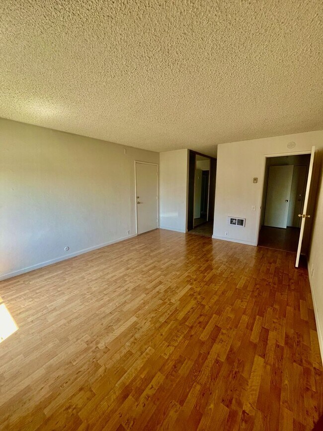 Building Photo - LARGE AND BRIGHT 2BD/2BA CONDO AVAILABLE I...