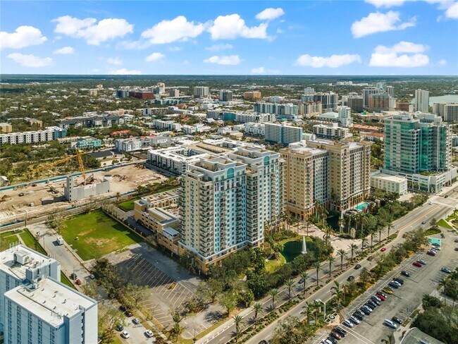 Building Photo - 800 N Tamiami Trl