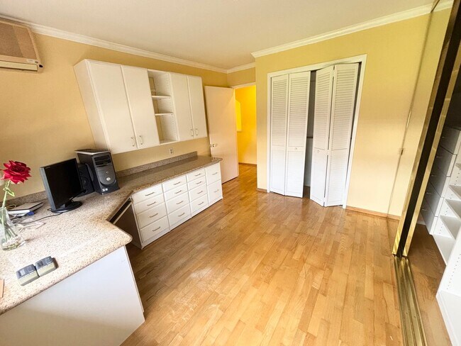 Building Photo - 2 Bedroom 1.5 Bathroom 2 Parkings at Nuuanu Streamside Spacious Ground Floor Unit Available Now!