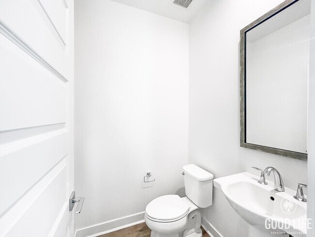 Building Photo - Beautiful 3BD/2.5BA W/ AC and Attached Gar...