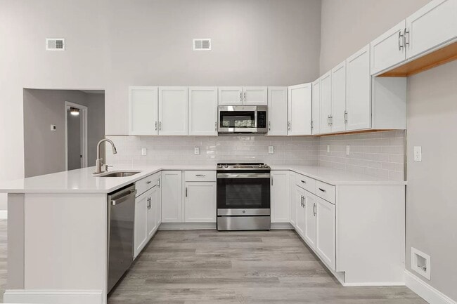 Building Photo - Modern Comfort Meets Suburban Convenience ...