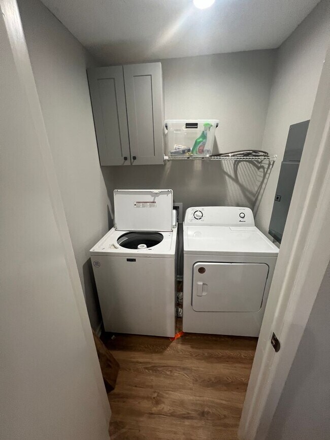 Building Photo - Pre Leasing for Fall 2026!! 4/3 in Medical District!