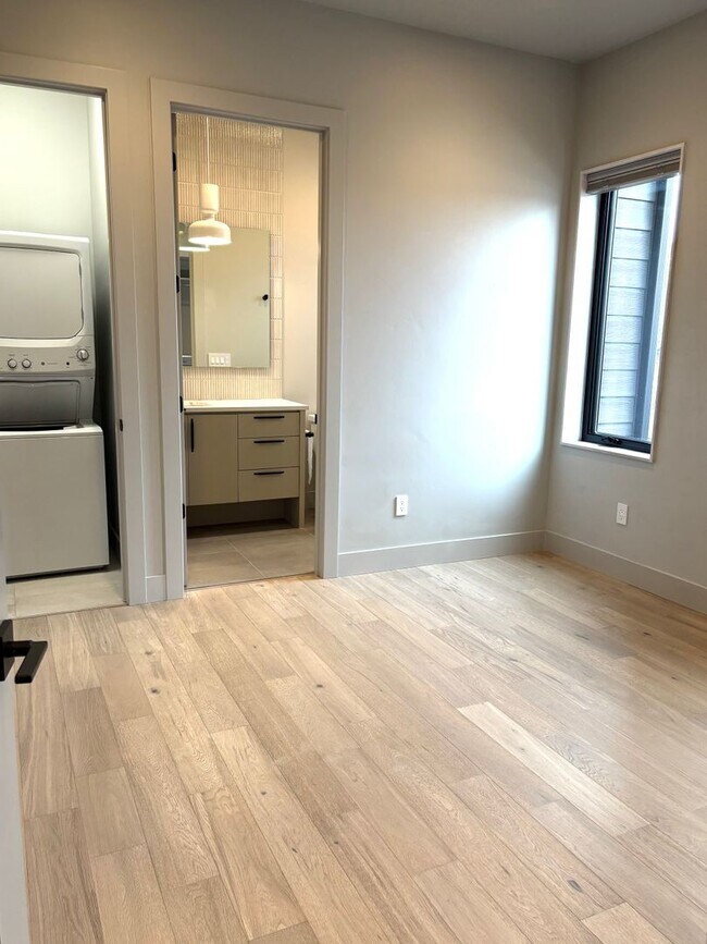 Building Photo - One bedroom apartment on Bend's SW side. End Unit