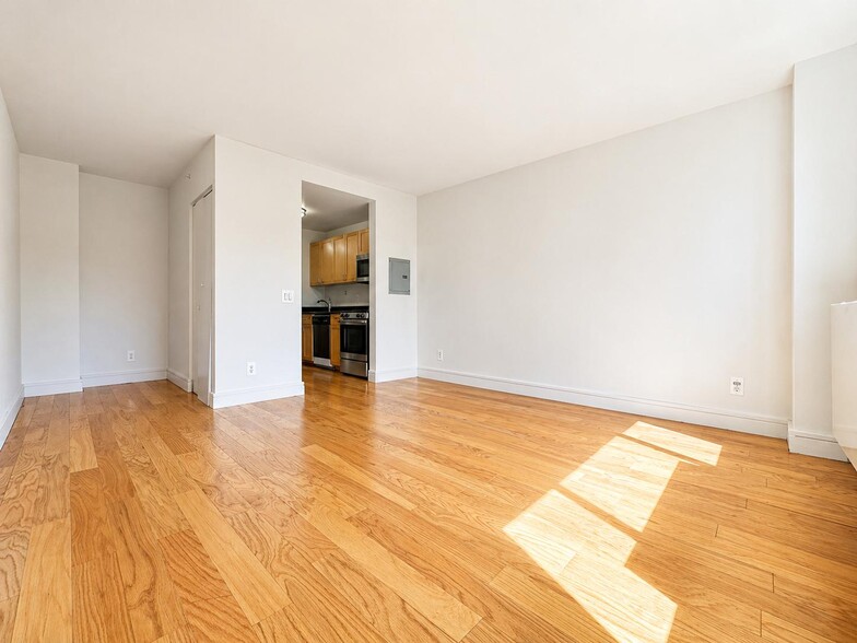 Building Photo - 323 W 96th St