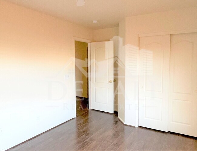 Building Photo - 144 S 108th Dr
