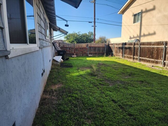 Building Photo - Vintage 1BR/BA Cottage with Garage and HUG...