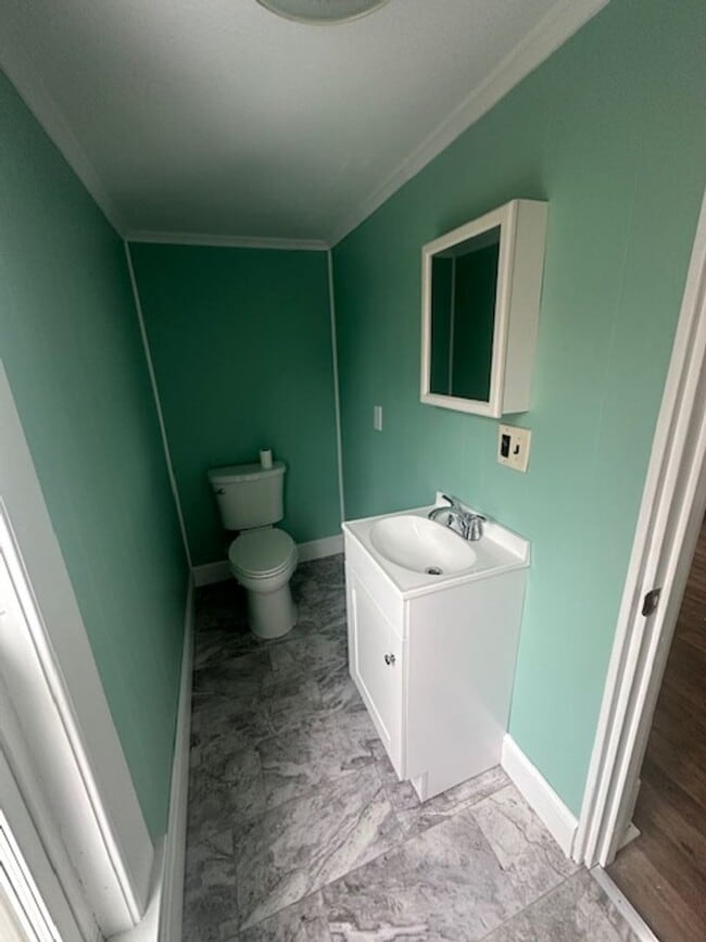 Building Photo - Private 2BR/1.5BA House – Recently Updated