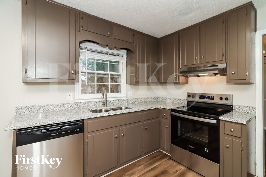 Building Photo - 1570 Sprayberry Dr