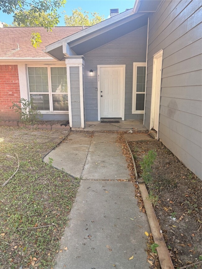 Building Photo - 11105 Pender Ln