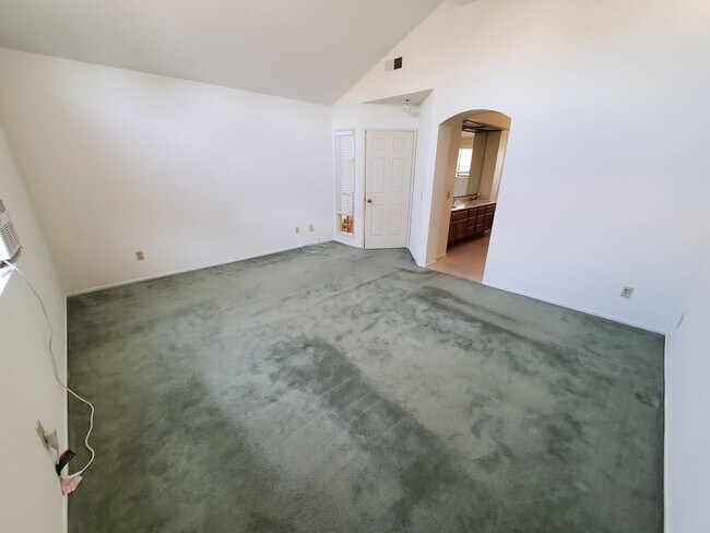 Building Photo - Beautiful Woodbridge/Lakeside Home for Lease!