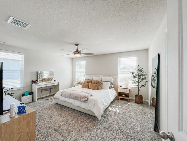 Building Photo - 3937 SE Mentmore Ln