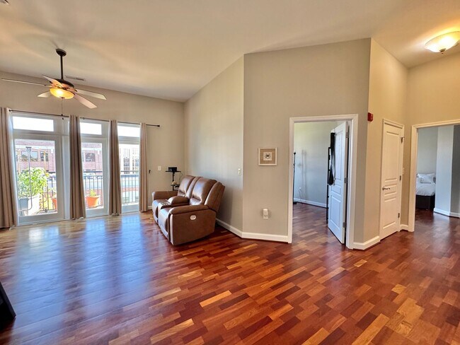 Building Photo - NEWPORT NEWS - STUNNING APARTMENT IN  THE ...