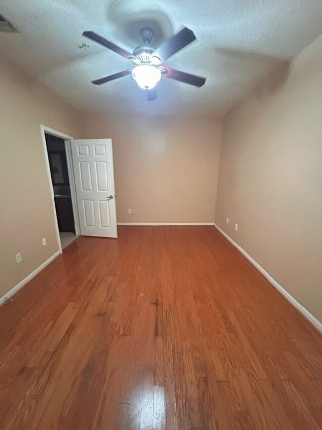 Building Photo - Beautiful Condo in the heart of Downtown O...
